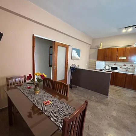 Marble And Wood Retreat Apartment Limniónas